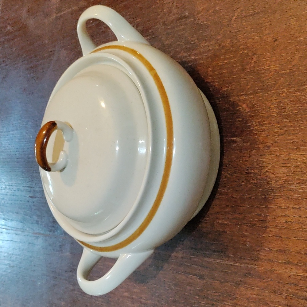 Vintage 2 quart bean pot/casserole/taureen